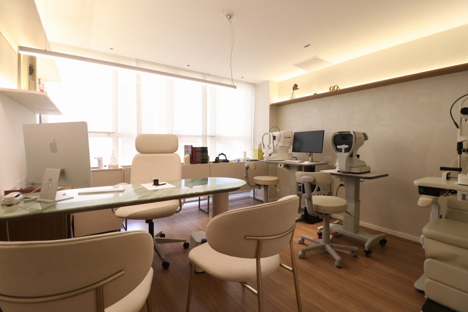 Sala de exames ampla e equipada da Clínica Oryus